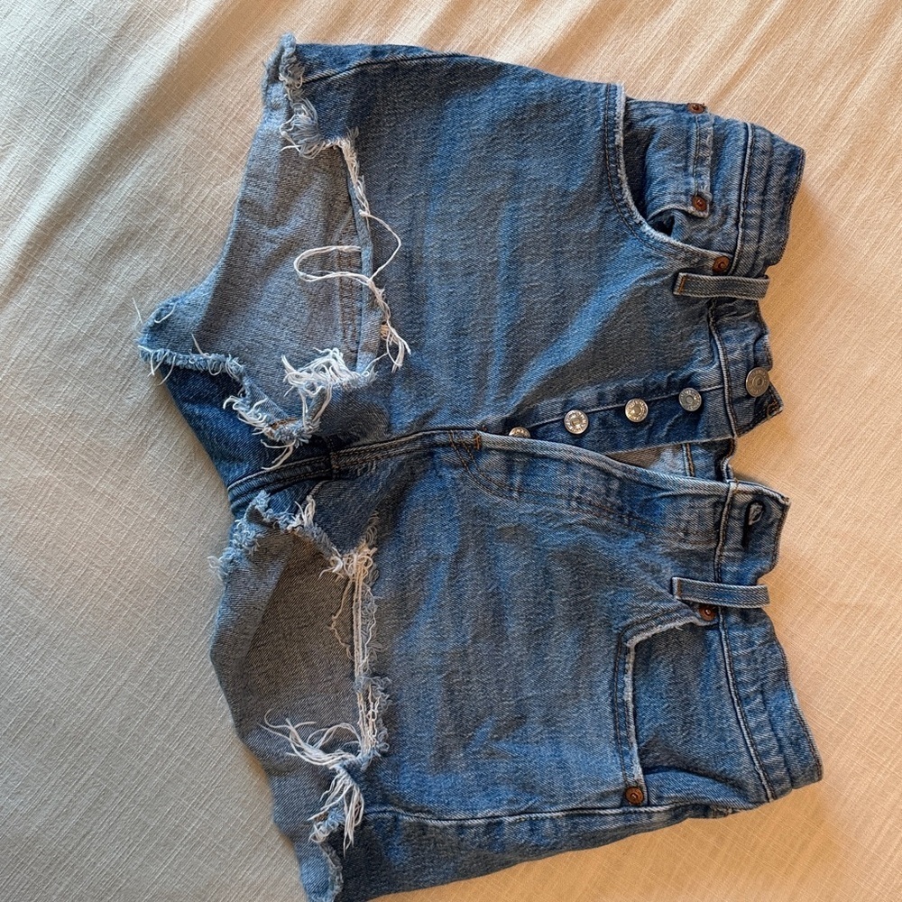 Levi's Women's 501 Original High-Rise Distressed Denim Shorts - Picture 2 of 5